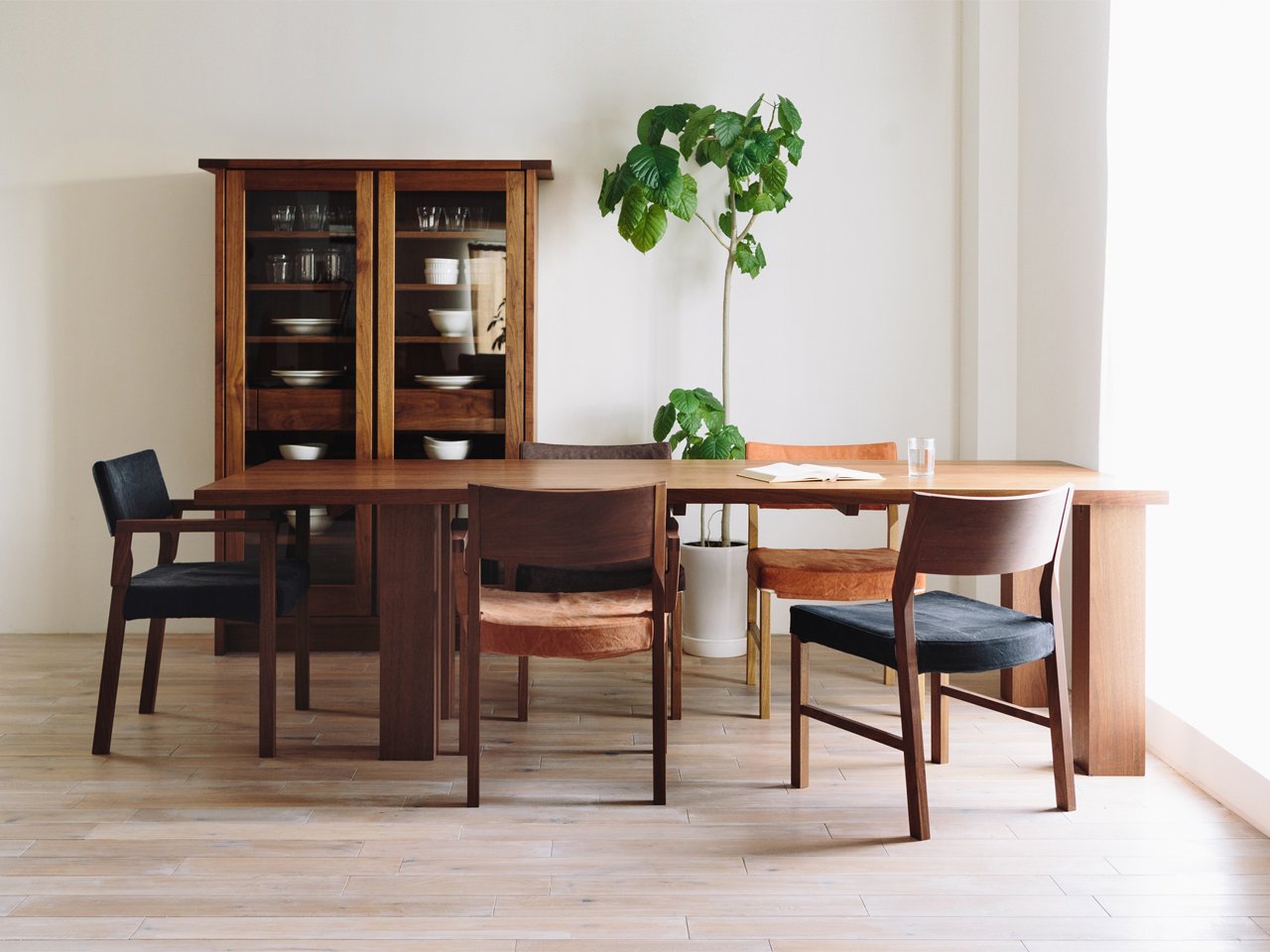 RIPOSO Wood Back Armchair