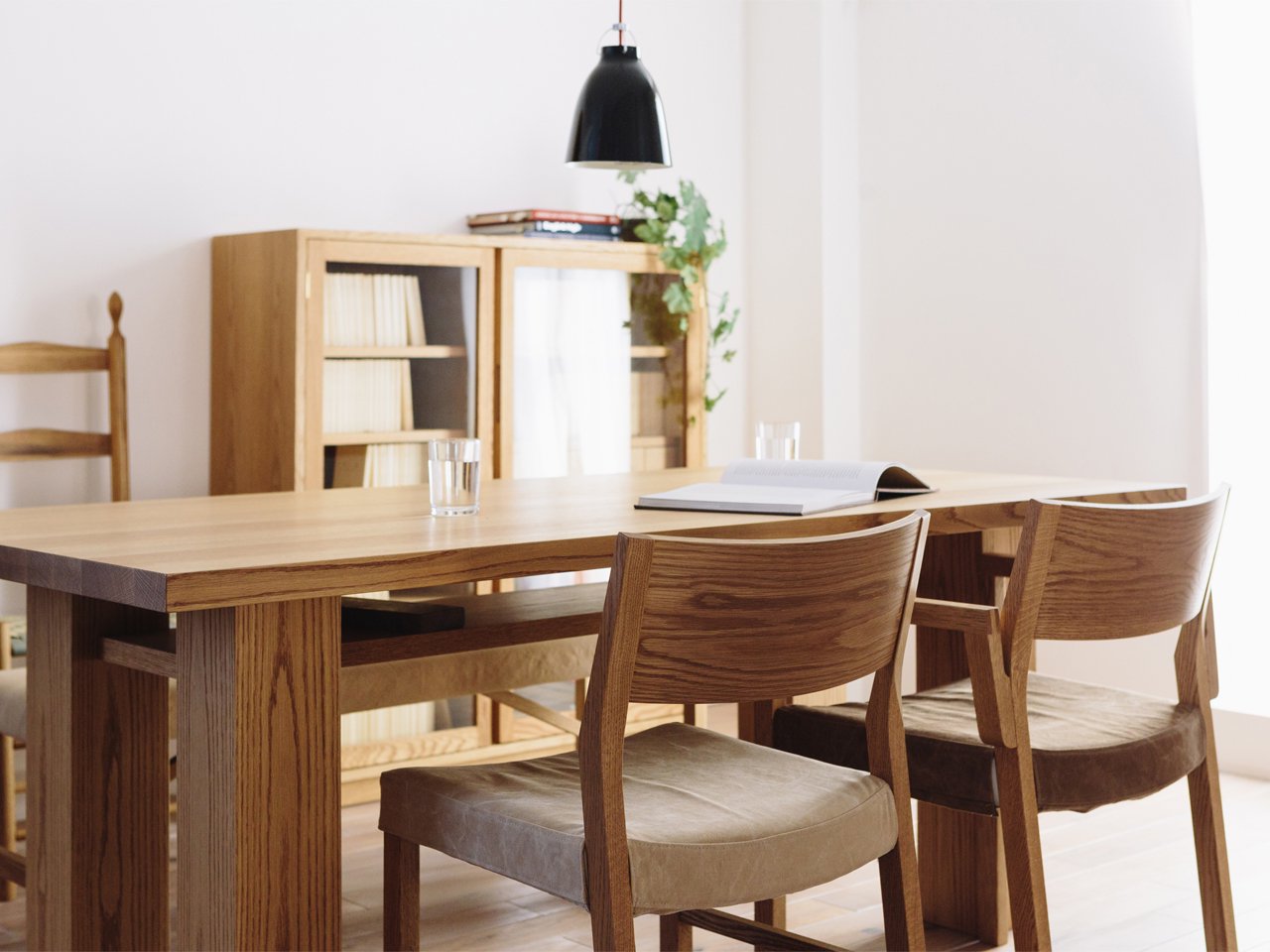 RIPOSO Wood Back Armchair