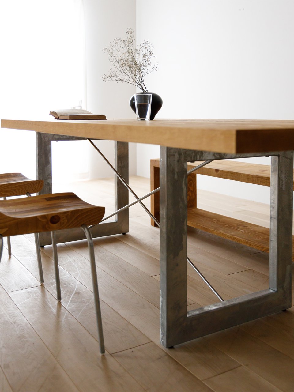 BAREFOOT dining table