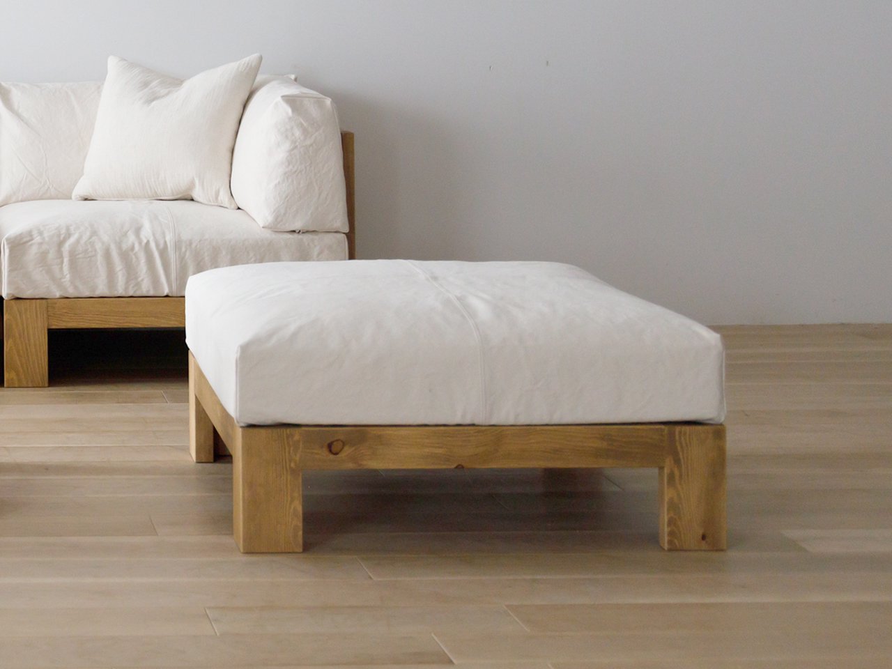 STABILE Ottoman 082