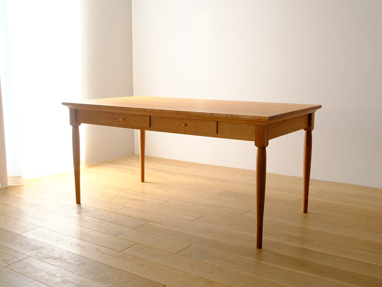 SHIRLEY dining table