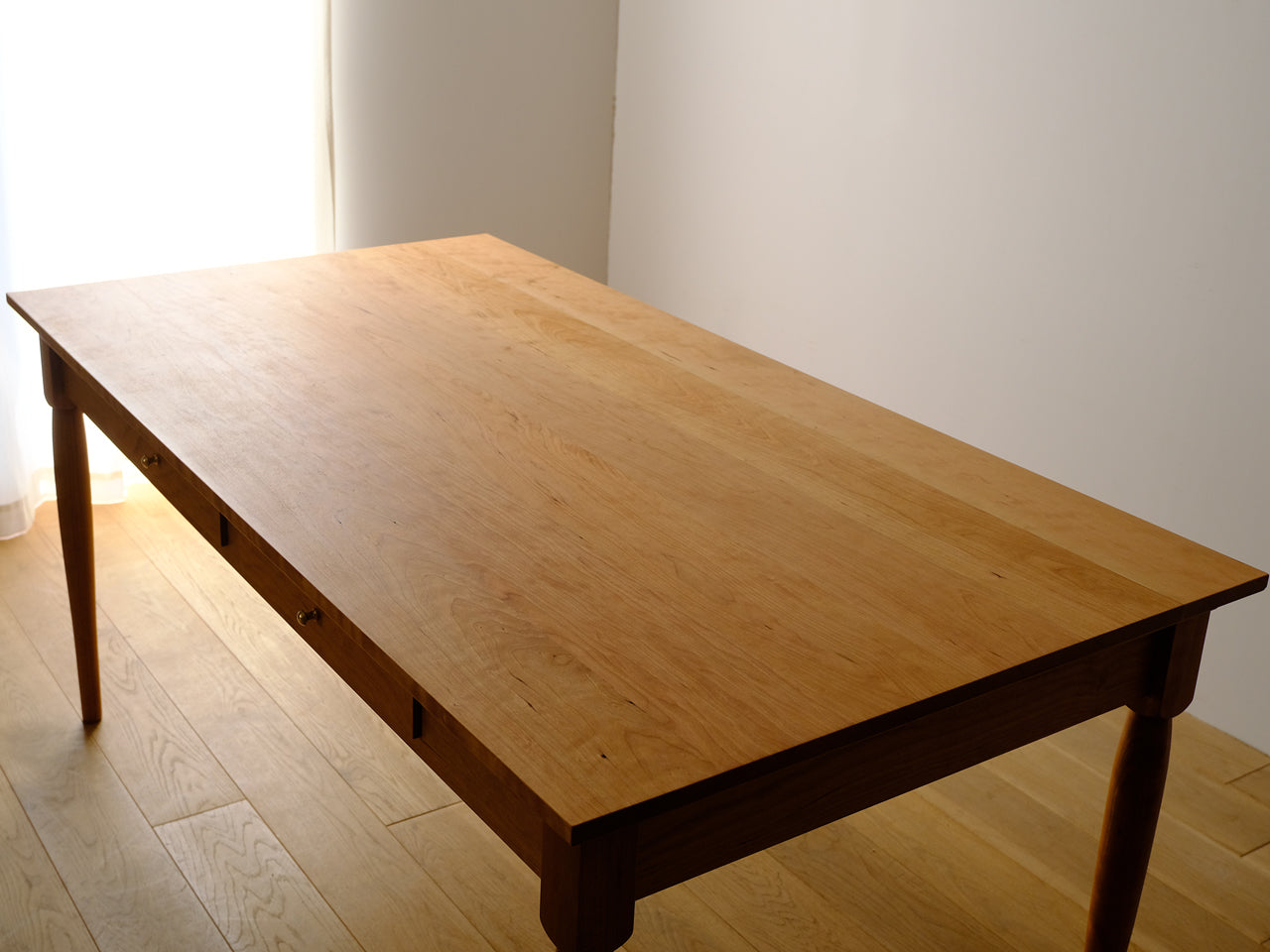 SHIRLEY dining table