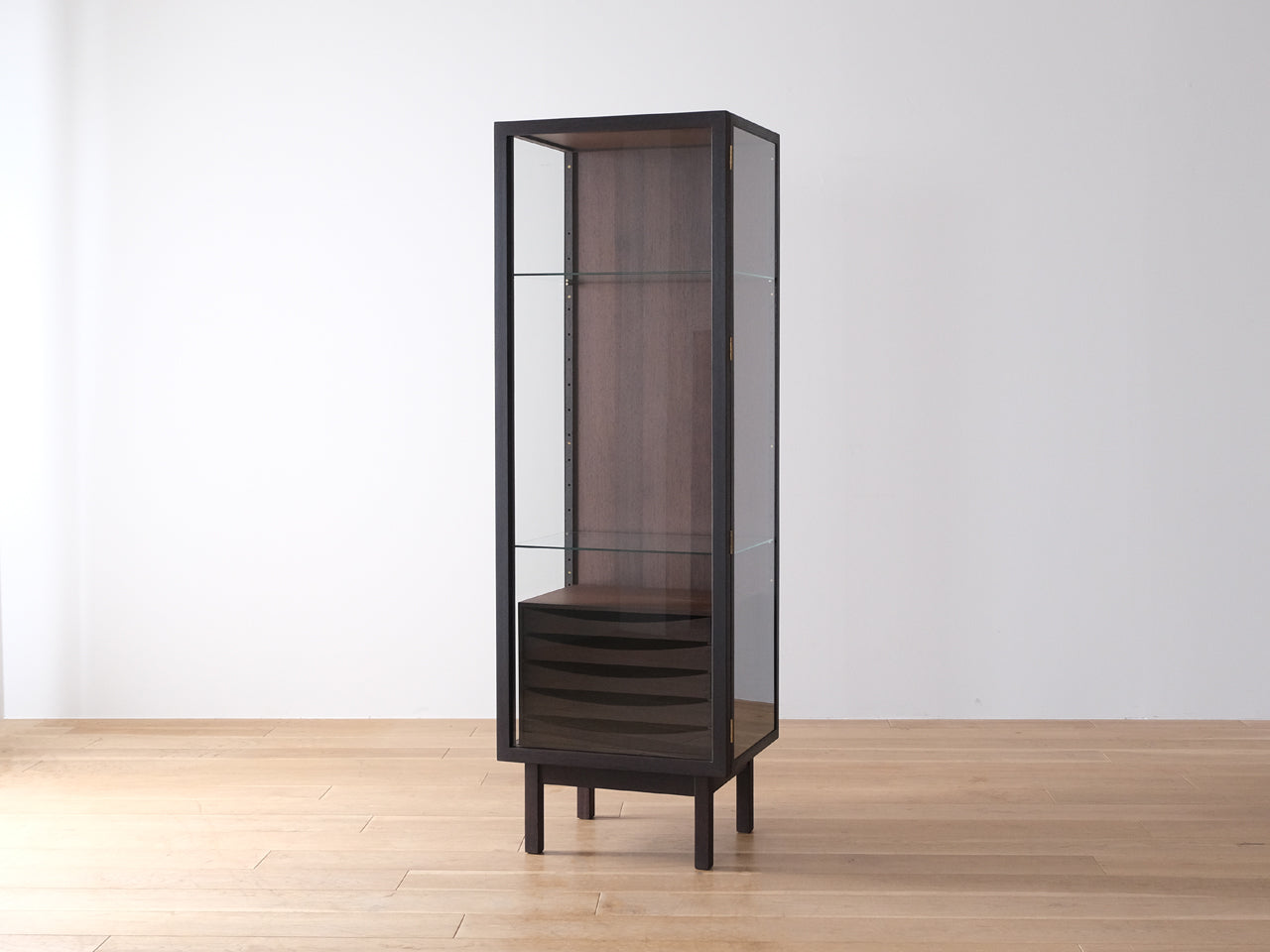CORNICE Curio Case 053
